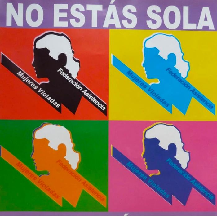 Cartel histórico con cuatro perfiles de mujer en colores y el lema «No estás sola».