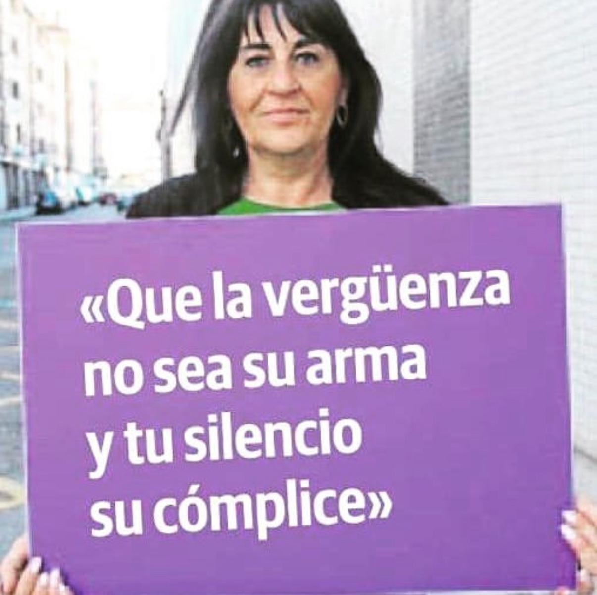 Una mujer sostiene un cartel morado que dice: «Que la vergüenza no sea su arma y tu silencio su cómplice».